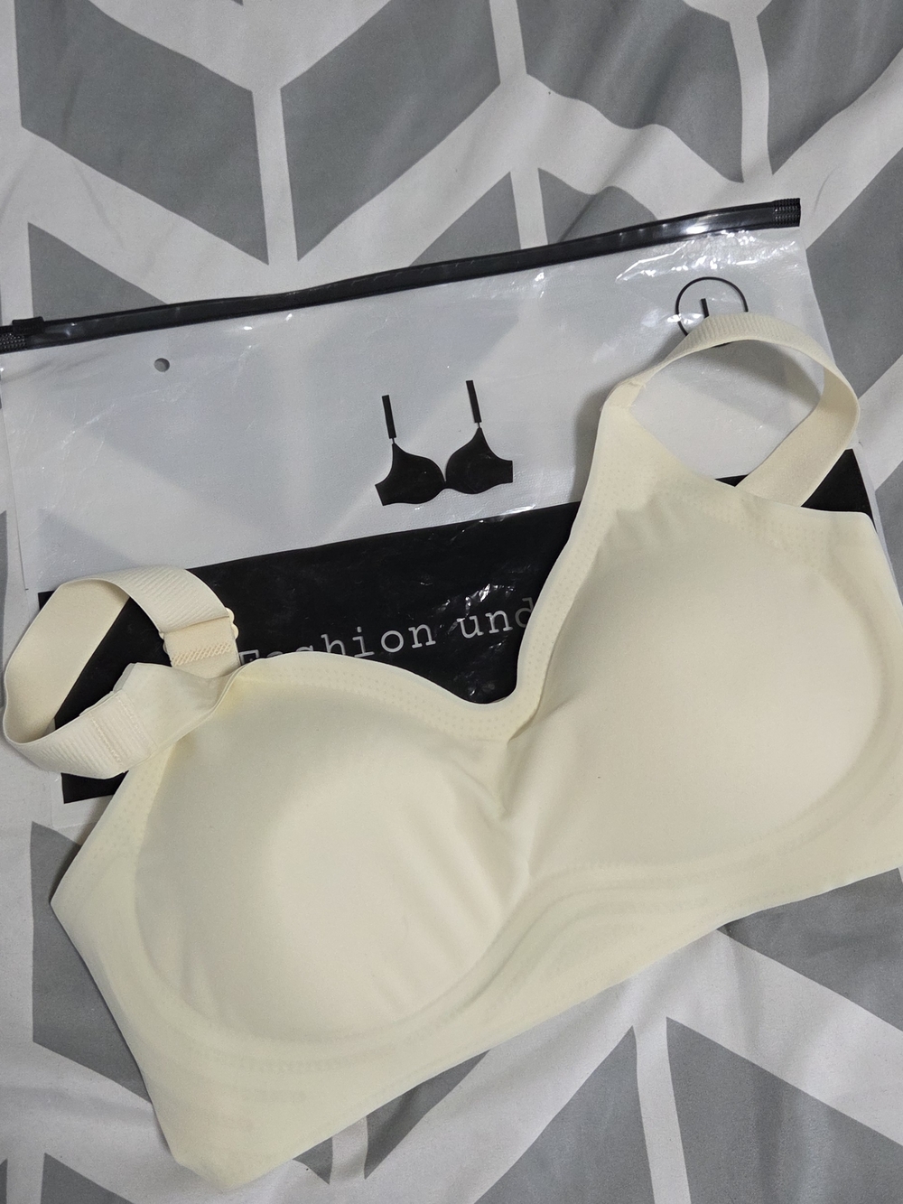 CurveBaby Seamless Cream Comfort Wireless Bra L